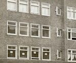 Uitsnede: let op de puntkozijnen!
<br/>
Stadsarchief Amsterdam, 1926
